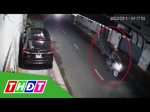 Video Thanh niên đi xe tay ga lấy trộm dù, xe đẩy trong đêm... - youtube