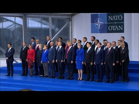 Video: Trump Kastet Godteri Mot Merkel