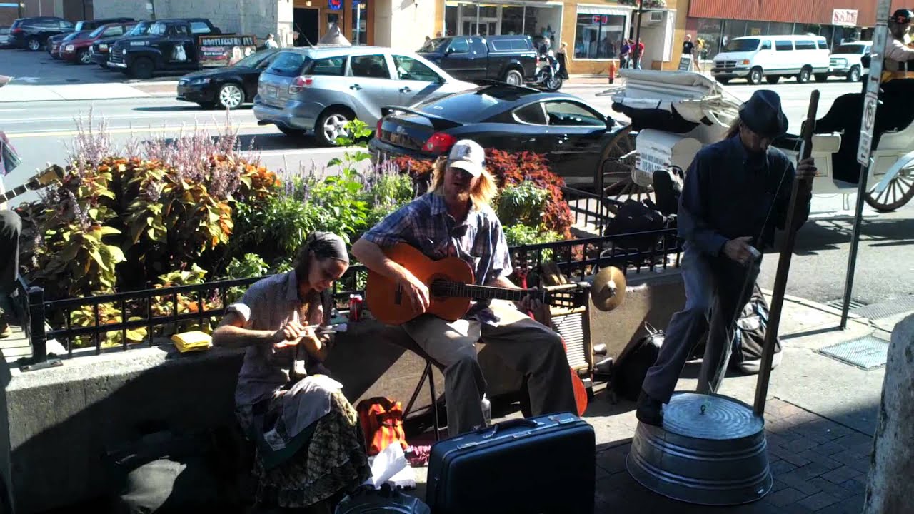 Playing the spoons on Broadway...Nashville Tenness YouTube