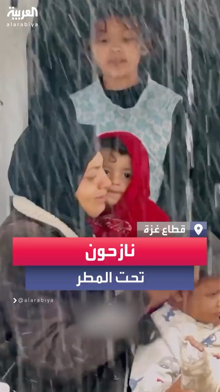 نازحون فلسطينيون في الخيام يفترشون الأرض تحت زخات المطر الشديد بقطاع غزة