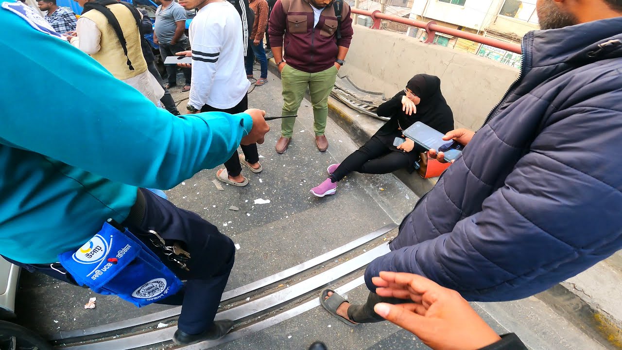 ফ্লাইওভারটার উপরে মনে হয় আলগা আছে !