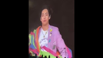 Taehyung sudden expression change from cute v to model v in second. 😍.         #bts #shorts