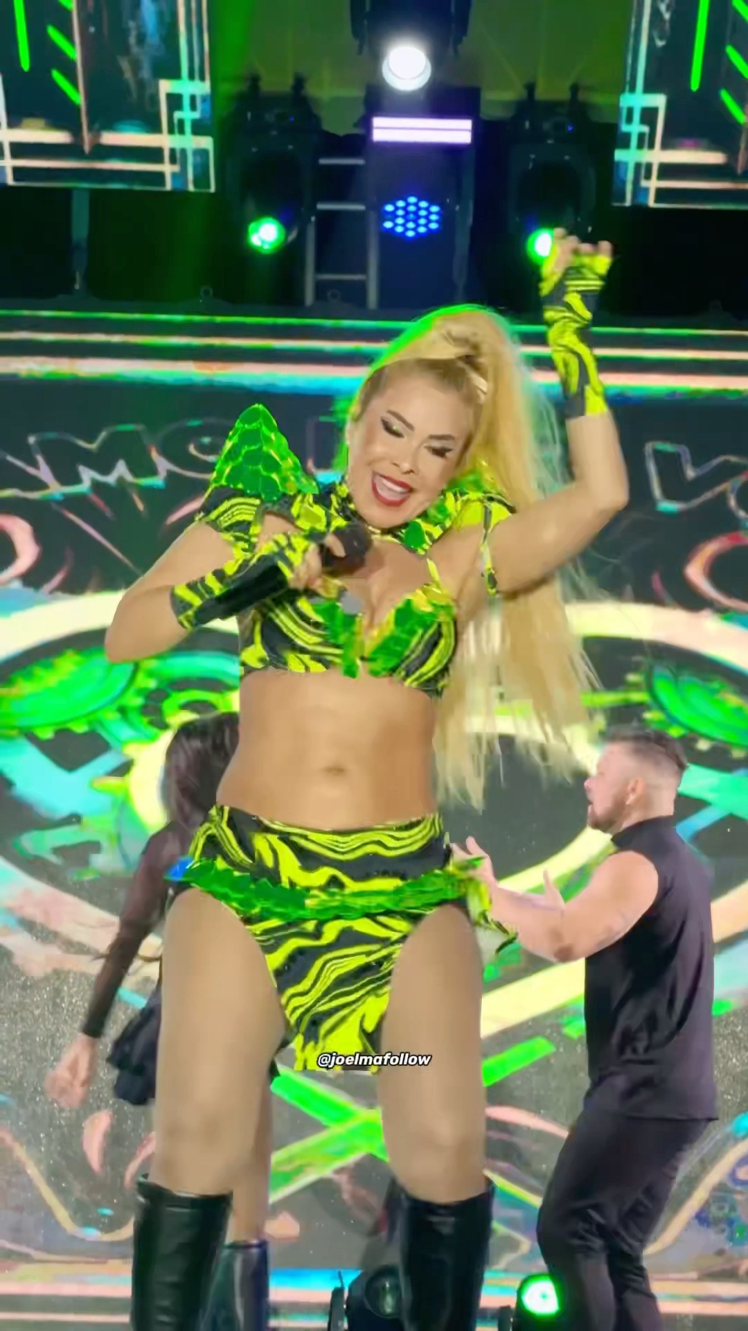 Joelma colocou sua barriguinha à mostra e o seu físico está de impressionar