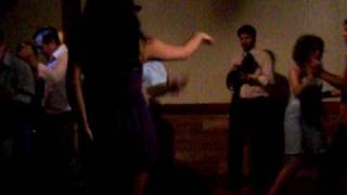 competencia de baile en el cumple de ari