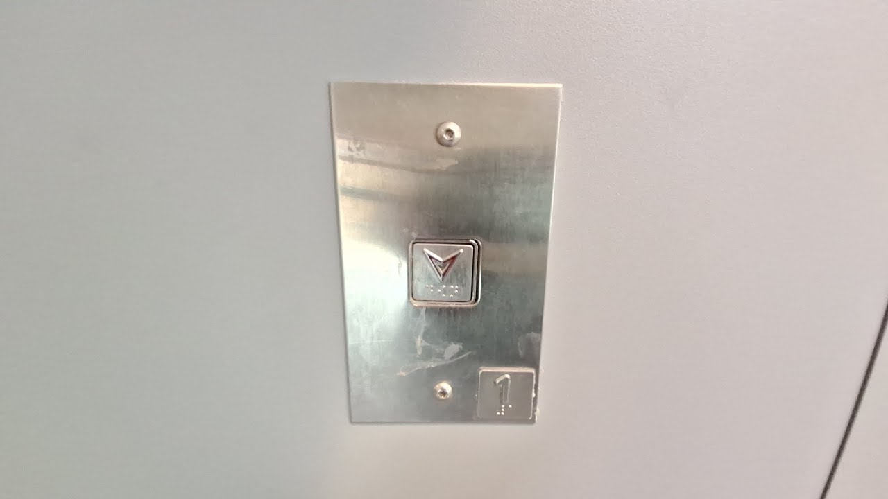 2002 Oakland Glass Hydraulic Lift Morrisons, Eastgate Shopping Centre