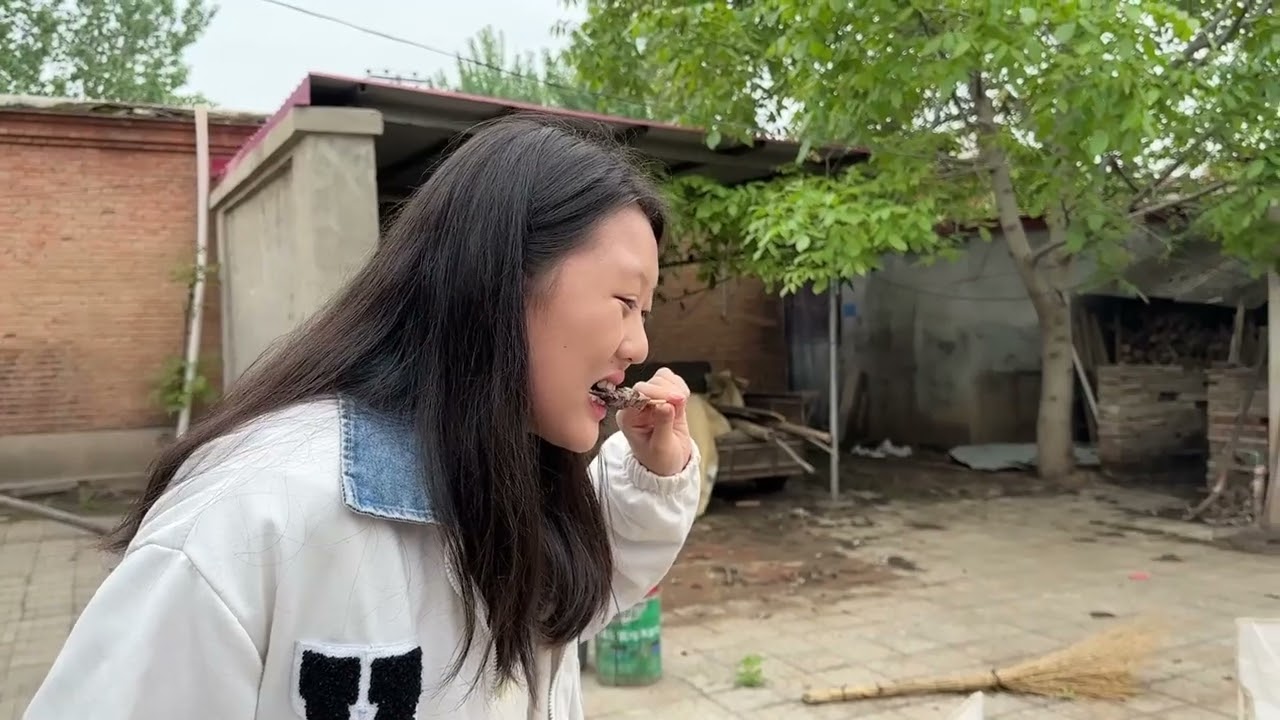 媳妇想去淄博吃烧烤，小伙直接给安排，媳妇一口接一口吃得真带劲 #淄博烧烤 #vlogshow #乡镇生活