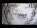 بینک الحبیب لمیٹڈ انڈسٹریل اسٹیٹ ملتان میں بینک عملہ کو یرغمال بنا کر لوٹنے کی سی سی ٹی وی فوٹیج