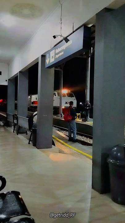 Download lagu KA Sawunggalih Malam masuk stasiun Sumpiuh diiringi lagu 'Ditepinya Sungai Serayu' | #shorts