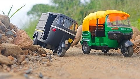 Diecast Model of Bajaj Auto Rickshaw In Action | Tuk Tuk | Scale Models | Auto Legends