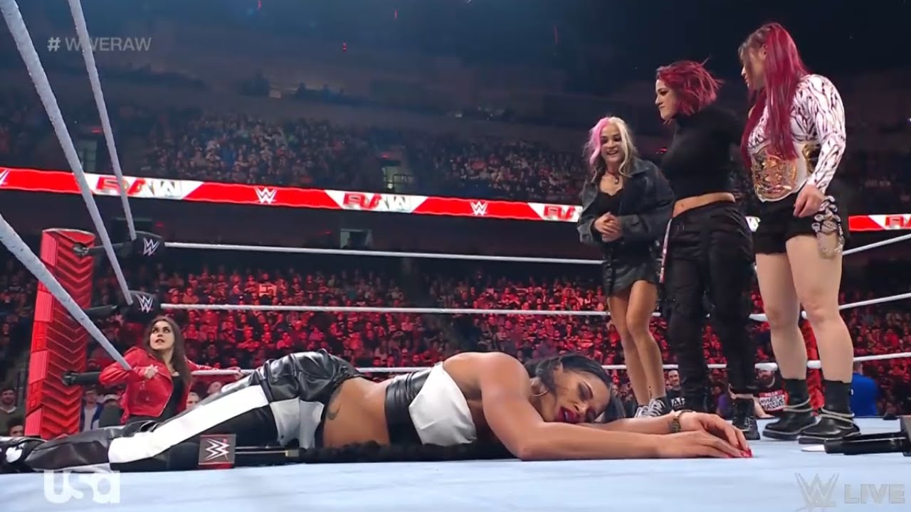 Bayley and Nikki Cross attacks Bianca Belair - WWE Raw 11/7/2022 - YouTube