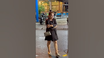 Nsut Tuyết Ngân buồn bã nhìn đứng dưới mưa tại tang lễ nhạc sĩ Kiều My