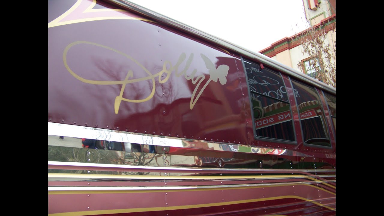 dolly parton tour bus at dollywood