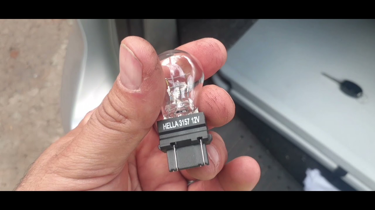 Como trocar a lâmpada da seta traseira do New Fiesta