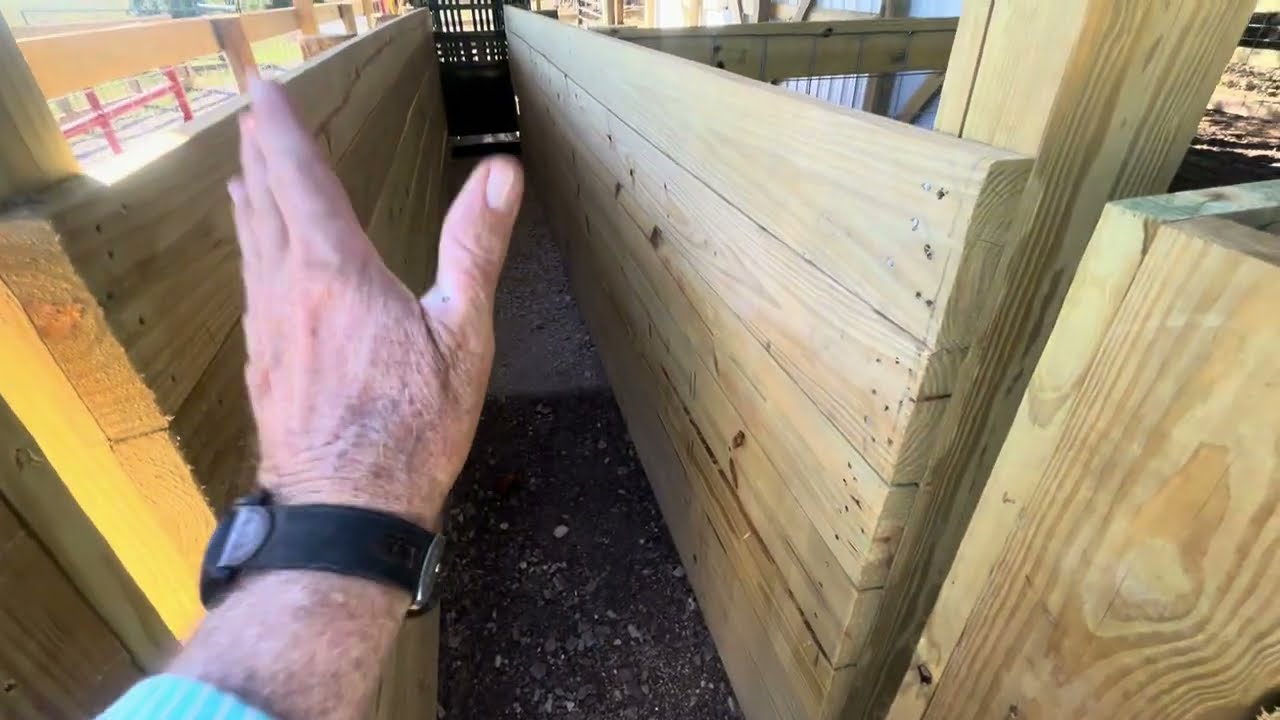 Грег Джуди проводит последнюю экскурсию по новому помещению для содержания крупного рогатого скот...