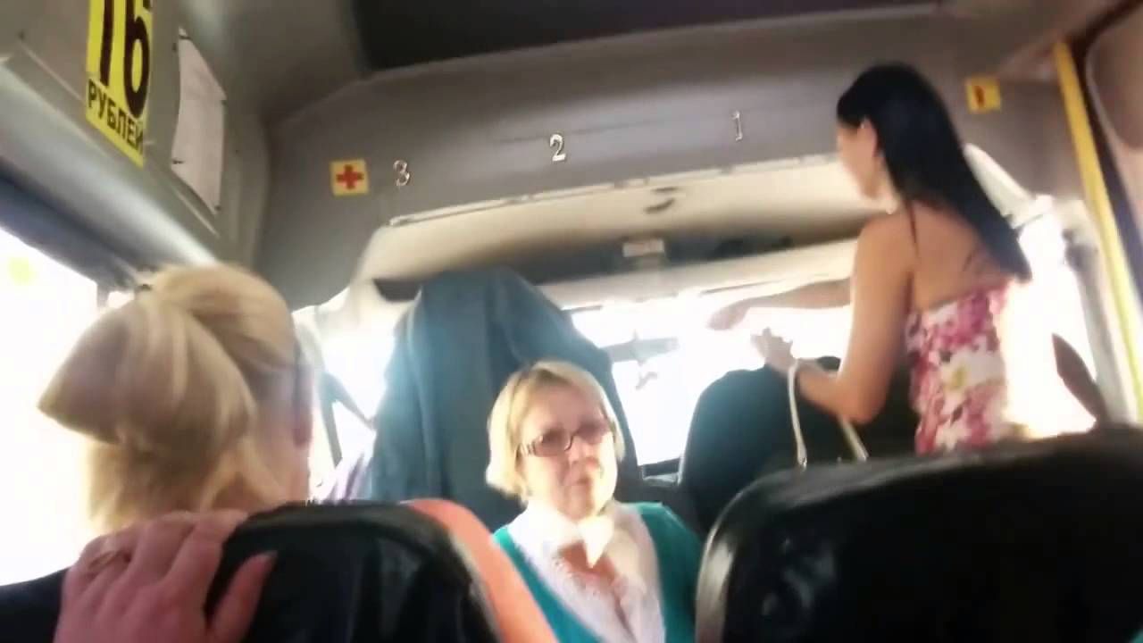 Тетка в автобусе. Две женщины в автобусе. Неадекватная девушка в автобусе. Страшная женщина в автобусе. Тетка в автобусе прикол.
