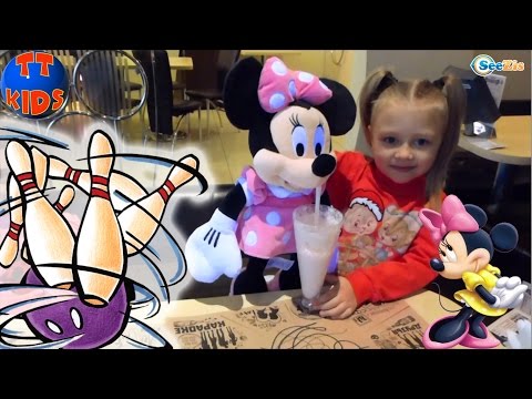 ✔ Минни Маус. Видео для детей. Ярослава с подружкой Ритой играют в боулинге. Minnie Mouse ✔