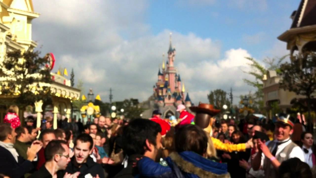 20 ans Disneyland Paris - 12 avril 2012 - Haie d'honneur de l'intérieur sur Main Street