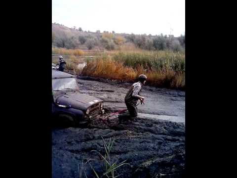 Машина буксует в грязи