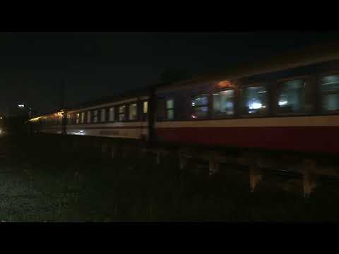 Video (11/4/2022)| D19E-959 kéo tàu SE4 qua chắn chùa Ưu... - youtube