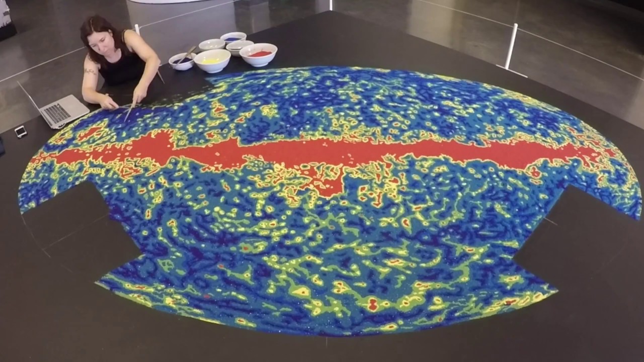 砂をつかって「宇宙最古の光」を2週間かけて描き、一瞬で消し去る