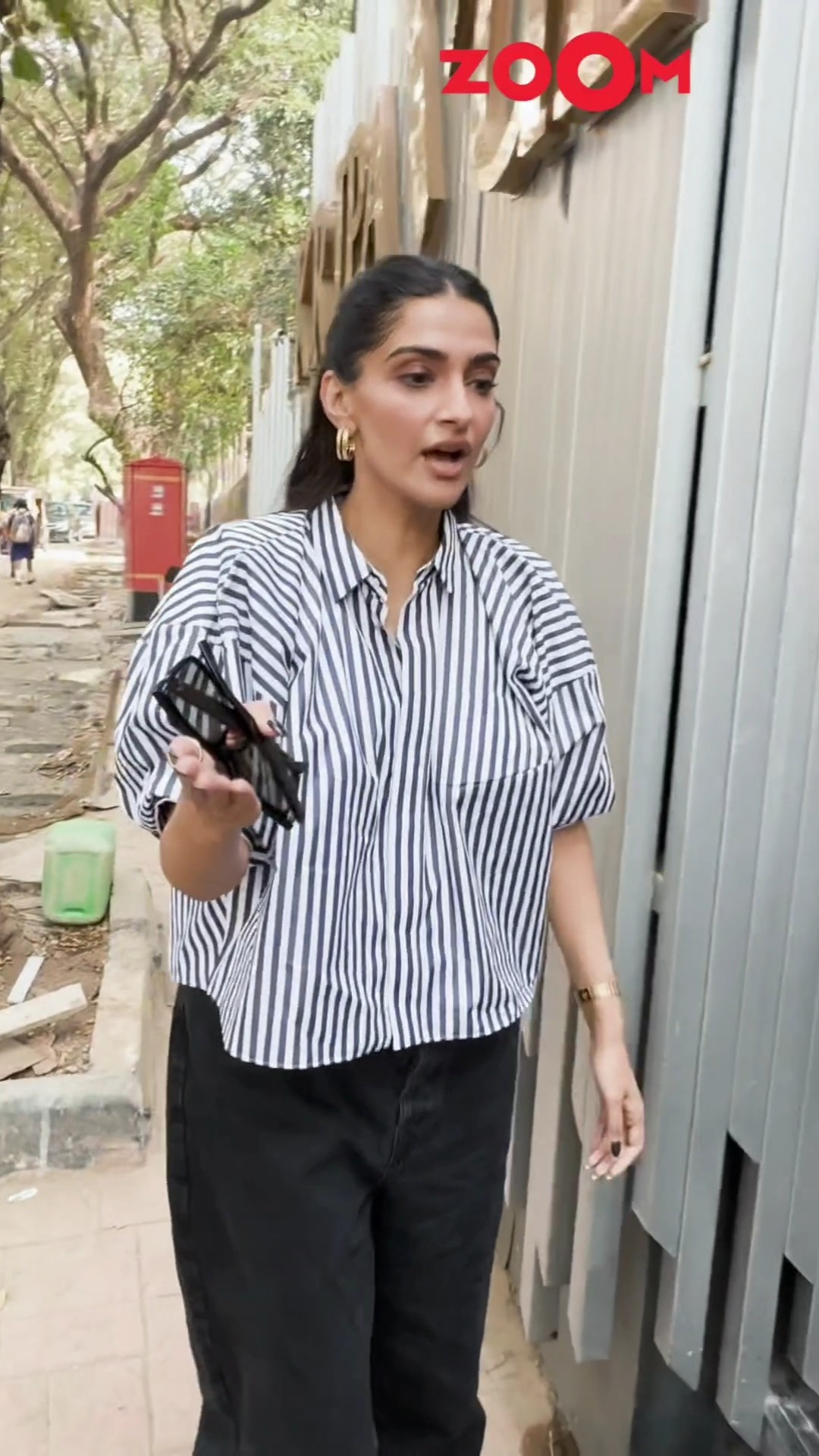 Sonam Kapoor gets CONCERNED for paps, 'Gir jaoge, araam se...' as spotted house hunting ? #shorts