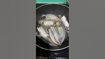 Cá nục chiên giòn ăn kèm dưa leo mắm ớt