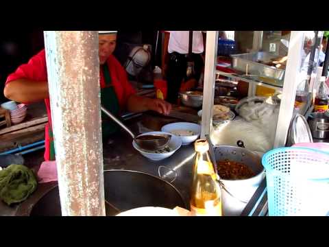 Best $1 Chicken Noodle Soup Food Stall in Thailand down Sukhumvit Soi 42/1- Phil in Bangkok