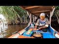 Masak udang cili padi langsung di perahu setelah mancing di sungai