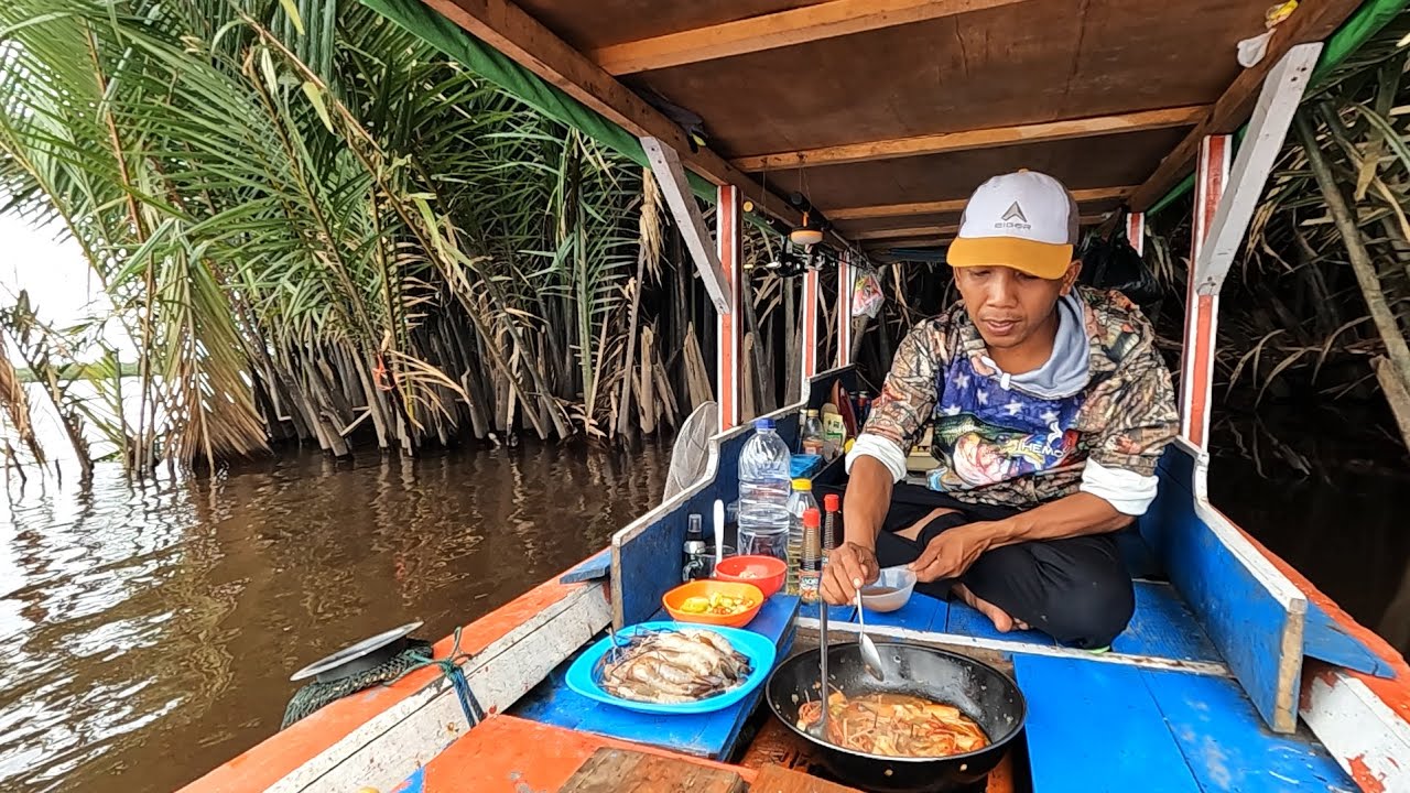 Masak udang cili padi langsung di perahu setelah mancing di sungai