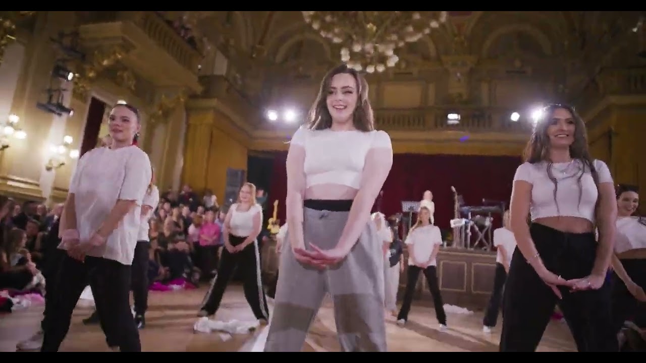 Maturitni ples [8K] Střední škola managementu a služeb, kosmetické služby - Půlnoční překvapení