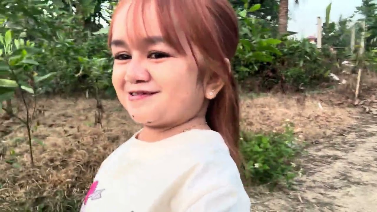 Huyền Hrê cùng với em trai phong ra chợ tìm món ăn đặc sản và cái kết 