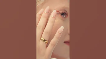DOT DOT BLEND MELT TO SKIN FORMULA WITH DIAMOND DUST FOR AN ILLUMINATED FINISH 