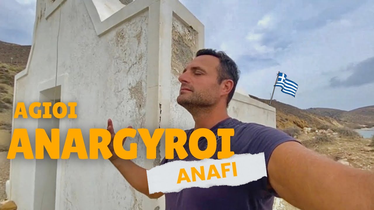 ANAFI island - Agioi ANARGYROI beach (Grecia) la spiaggia e la chiesa di Anargyroi ad Anafi 