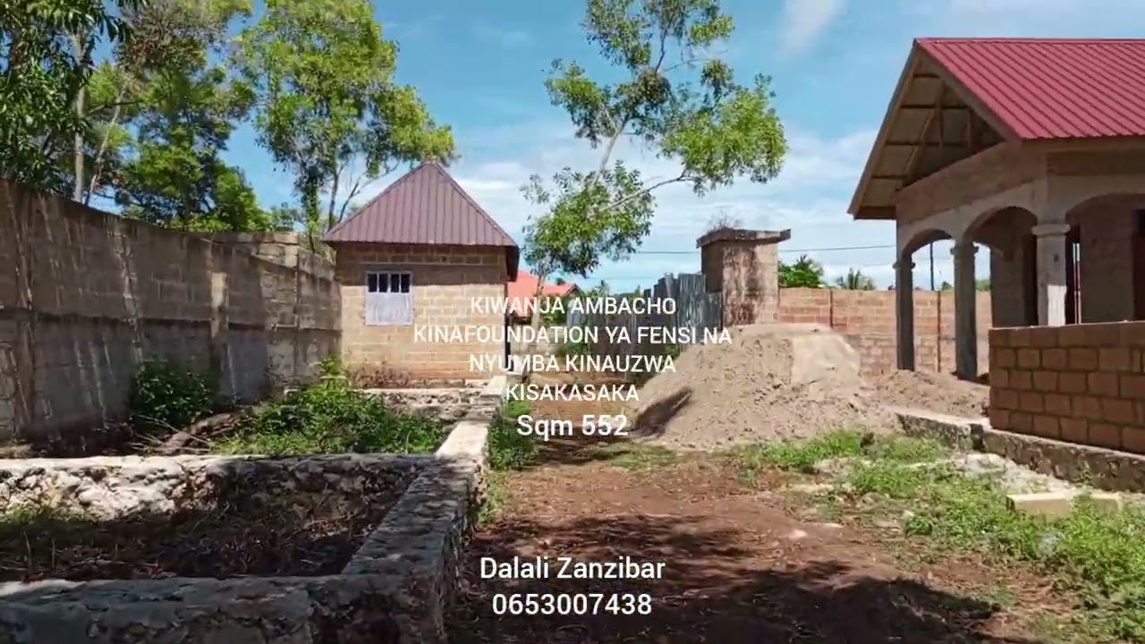 KIWANJA AMBACHO KINAFOUNDATION YA  NYUMBA NA FENSI KINAUZWA KISAKASAKA BEI TSH M 20 (0653007438)