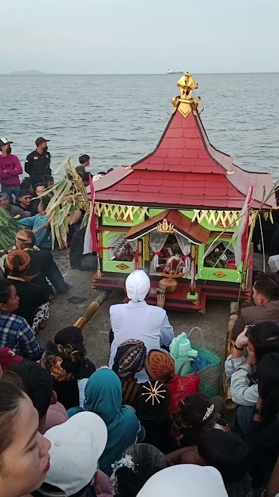 Larung sesaji, sedekah laut cilacap di teluk penyu