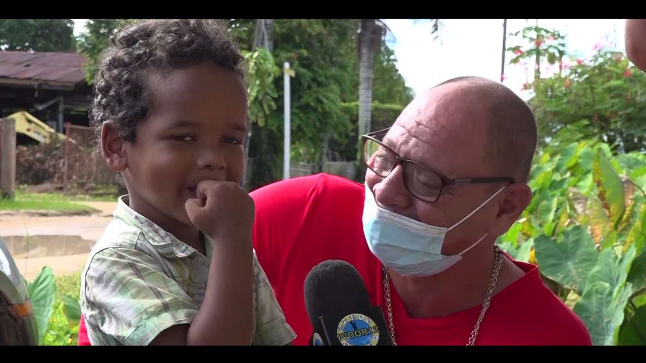 Voorzitter Vismale betaalt kosten aangepaste schoenen voor kindje van mevrouw Roos Zadracht
