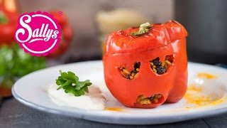Gefüllte Paprika mit Hackfleisch und Reis in Tomatensauce