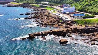 外木山濱海風景區（又稱外木山情人湖濱海大道）是基隆市最長的天然海岸線，以其壯麗的海岸景觀和休閒設施而聞名，非常適合散步、騎自行車、戲水和欣賞海景
