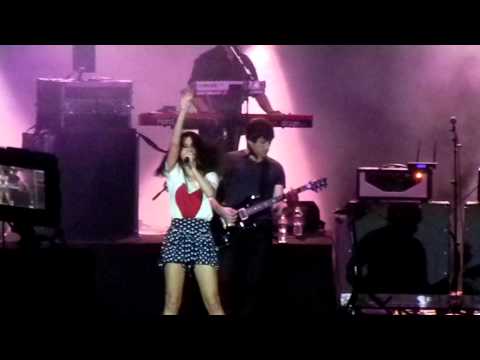 Selena Gomez and the Scene Tell Me Something I Don't Know live