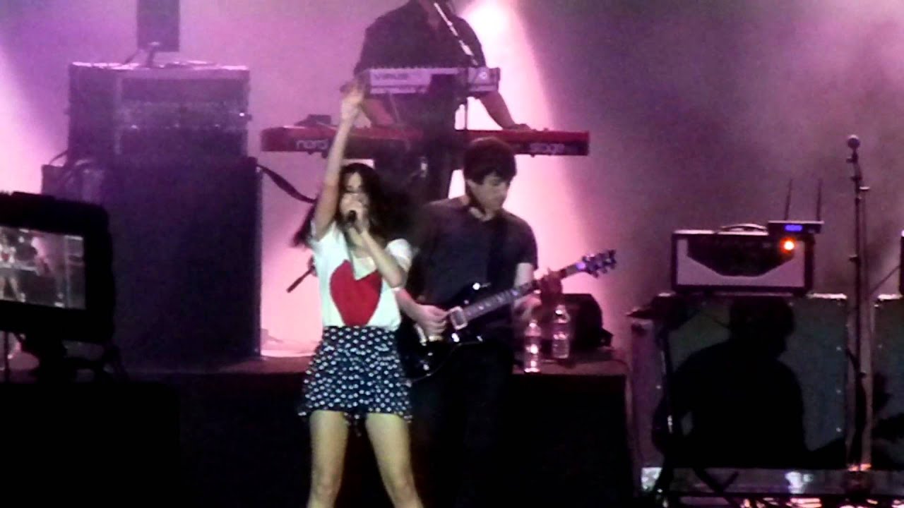 Selena Gomez and the Scene Tell Me Something I Don't Know live