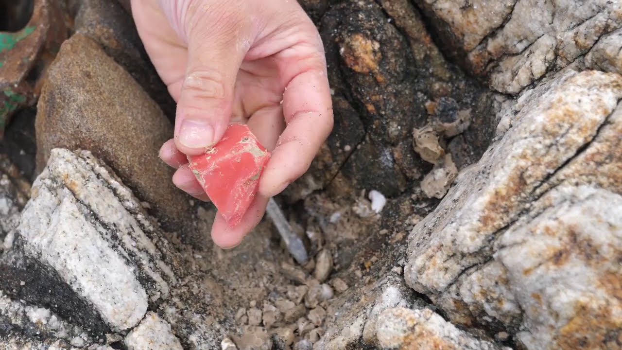 Удивите красный кристалл руды под камень, я не знаю, как это мой, драгоценные камни, кристаллы