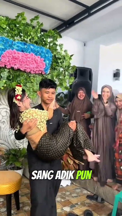 momen haru ketika adik gendong kakaknya setelah selesai siraman pengantin ‼️‼️ #adik #haru #nikah