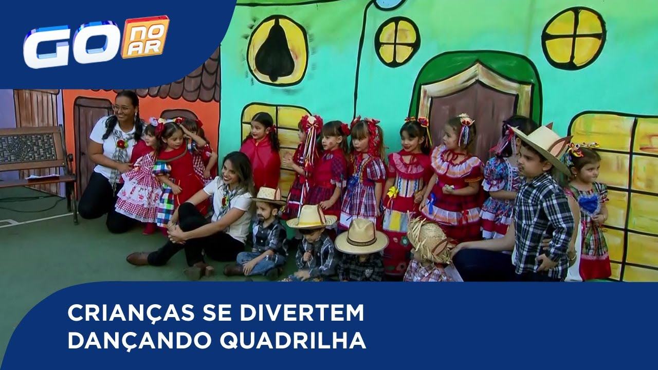 CRIANÇAS SE DIVERTEM DANÇANDO QUADRILHA