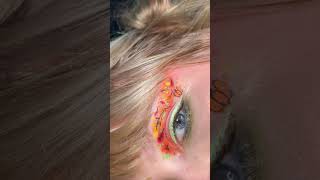 Fall leaves inspired eyeshadow #cutcreaseeyemakeup #graphicliner #facepaint #finelines #mua