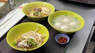 You MUST TRY this famous Fishballs & Chicken Noodles in Singapore Hawker Street Food