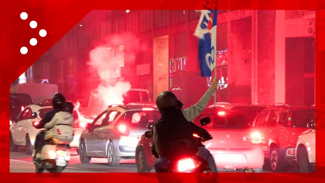 Il Como conquista la promozione in Serie A, i primi caroselli dei tifosi sul lungolago