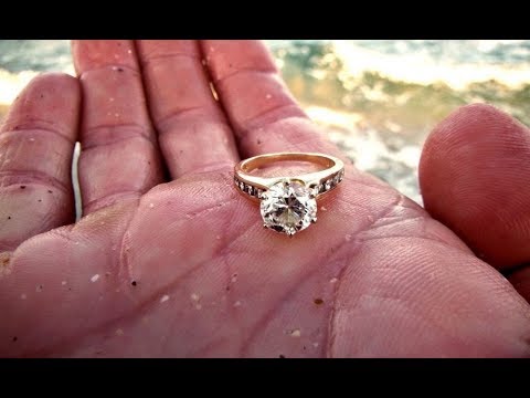 Видео: Гуляя по пляжу, девушка нашла золотое кольцо. То, что произошло потом, просто невероятно!