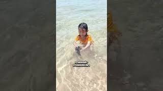 Ketika Papa Ara Kaget Liat Dedek Bawa Rumput Laut Di Pantai Sanur. Ku Masak Di Air Pa