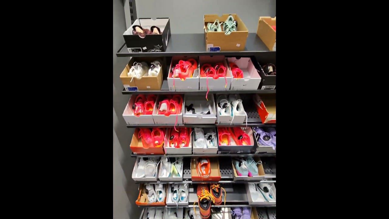 The Nike Outlet After Christmas Was INSANE 😳 Shelves EMPTY, Boxes EVERYWHERE 