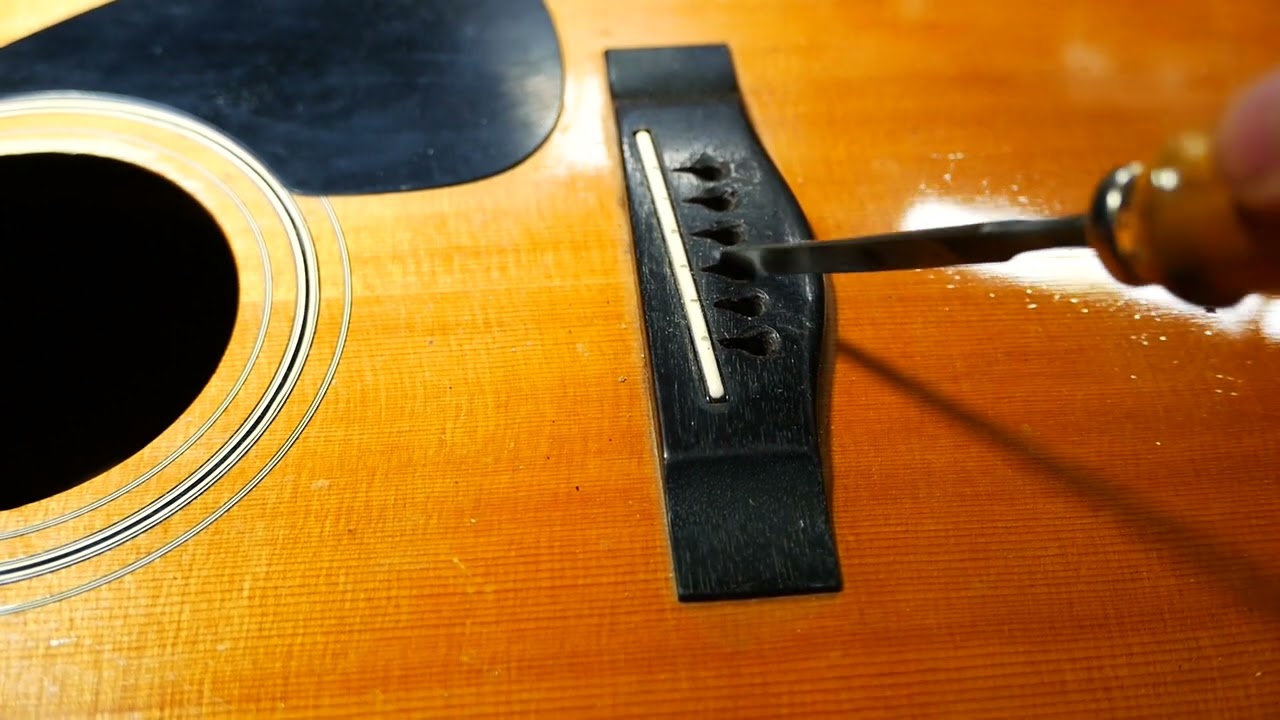 Abbassare l'action di una chitarra acustica: come lavorare correttamente  sul ponticello 